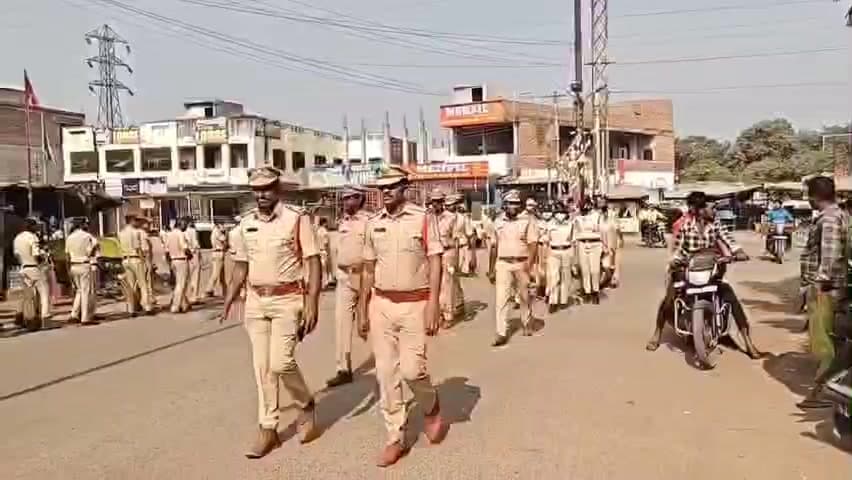 కాగజ్​నగర్: కాగజ్ నగర్ పట్టణంలో పోలీసుల ఫ్లాగ్ మార్చ్