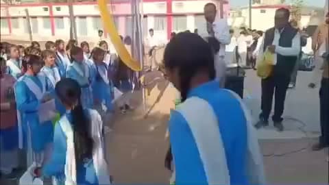 जबेरा: शासकीय उत्कृष्ट विद्यालय जबेरा में कक्षा दसवीं की छात्राओं का परीक्षा केंद्र में पुष्प वर्षा से स्वागत