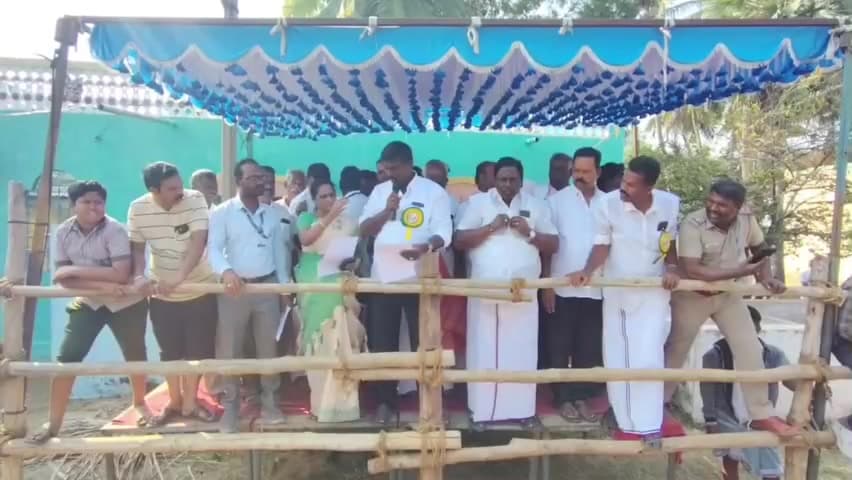 நாட்றாம்பள்ளி: தெக்குப்பட்டு பகுதியில் ஸ்ரீ மகாமாரியம்மன் திருவிழாவை முன்னிட்டு மாபெரும்எருதுவிடும் திருவிழா250க்கும் மேற்பட்ட காளைகள் கலந்துகொண்டு சீறிபாய்ந்து ஓடின