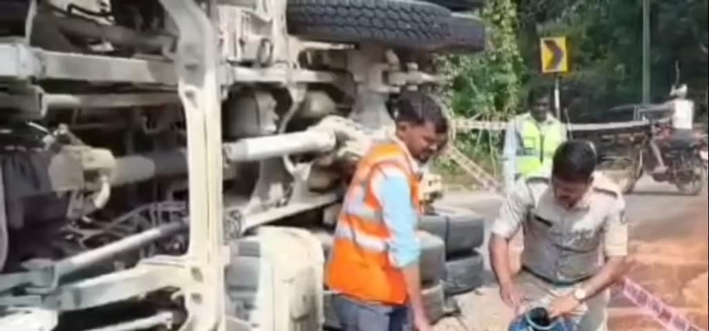 ಸಿದ್ಧಾಪುರ: ಜೋಗಿನಮಠ ಕ್ರಾಸ್  ಹತ್ತಿರ ಜಲ್ಲಿ ತುಂಬಿದ ಲಾರಿ ಪಲ್ಟಿ, ಡಿಸೇಲ್ ಸೋರಿಕೆ : ಅನಾಹುತ ತಪ್ಪಿಸಿದ ಸಿದ್ದಾಪುರ ಪೊಲೀಸರು