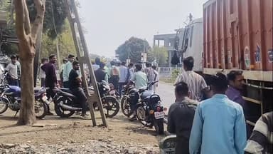 मोहन बड़ोदिया: देवकृपा ऑटो पार्ट्स के सामने सड़क पर स्कूली छात्रों की झड़प, तहसीलदार की गाड़ी का हॉर्न सुनकर भागे