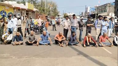 लटेरी: धरनावदा में करंट से व्यक्ति की मौत, परिजनों का फूटा गुस्सा, सिरोंज रोड पर लगाया चक्काजाम