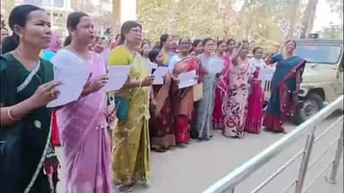 সৰুপথাৰ: যুৱতীক অশালীন মন্তব্য কৰি গ্ৰেপ্তাৰ হোৱা গোলাপ গগৈৰ কঠোৰ শাস্তিৰ দাবীত সৰুপথাৰ থানাৰ সন্মুখত মহিলাৰ প্ৰতিবাদ