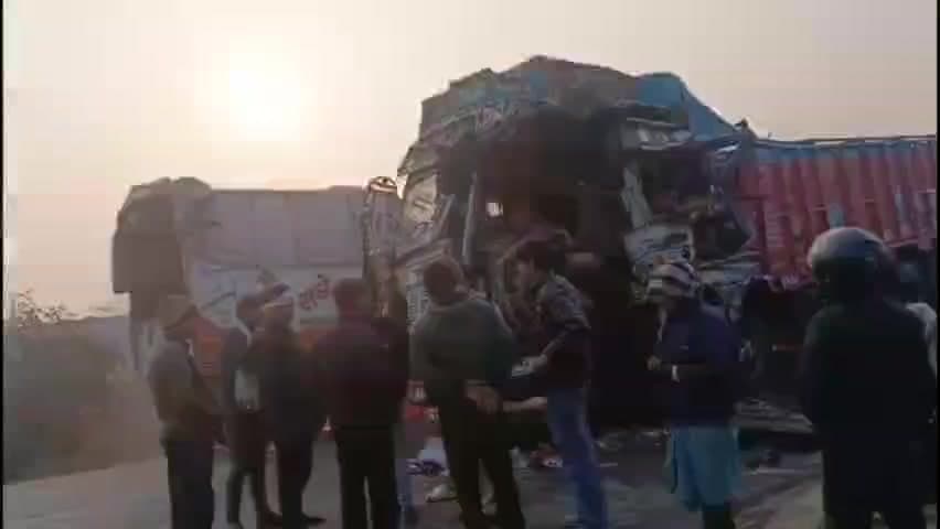 केवटी रनवे: केवटी प्रखंड स्थित दरभंगा एयरपोर्ट के पास भीषण हादसा, ट्रक को दूसरे ट्रक ने मारी टक्कर, उड़े परखच्चे
