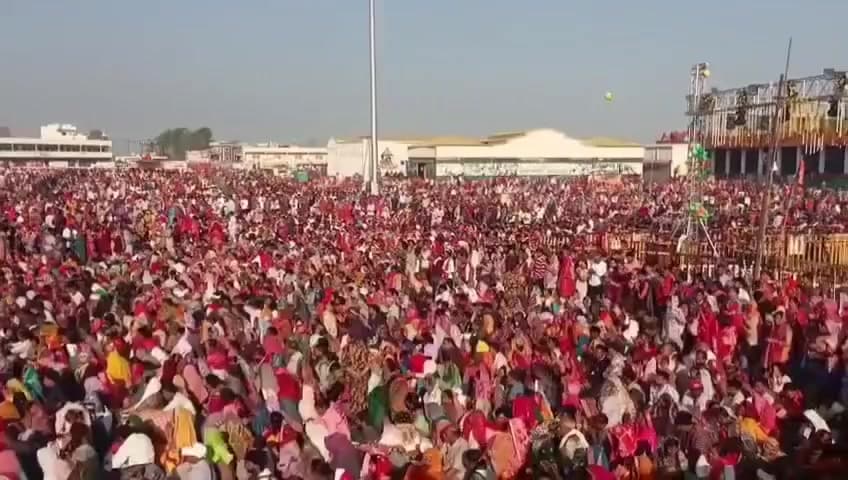 सीहोर: कुबेरेश्वर धाम में उमड़ी श्रद्धालुओं की भारी भीड़, दूर-दूर तक दिखे श्रद्धालु