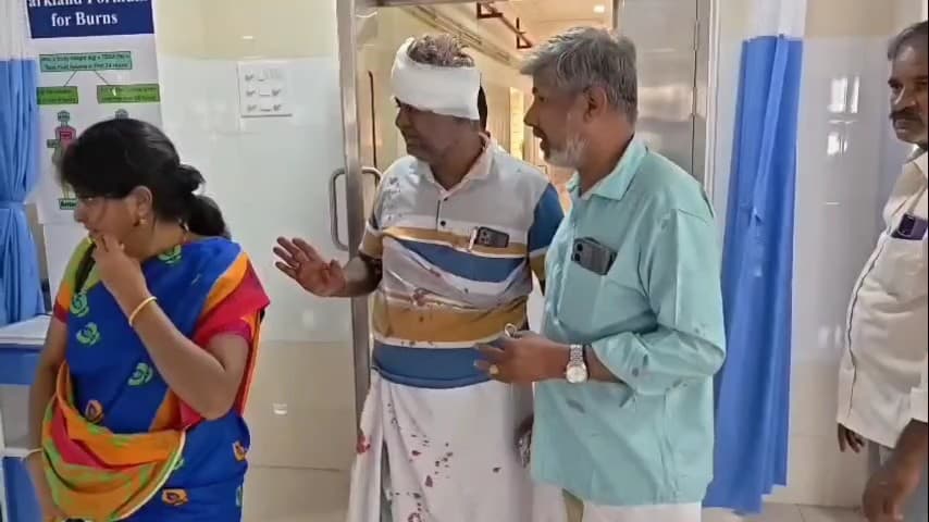 திண்டிவனம்: இறையனூர் நான்கு முனை சந்திப்பில்  சாலையை கடக்க முயன்ற லாரி மீது சுற்றுலா வேன் மோதி விபத்து 15-க்கும் மேற்பட்டோர் படுங்காயம் திண்டிவனம் அரசு பொது மருத்