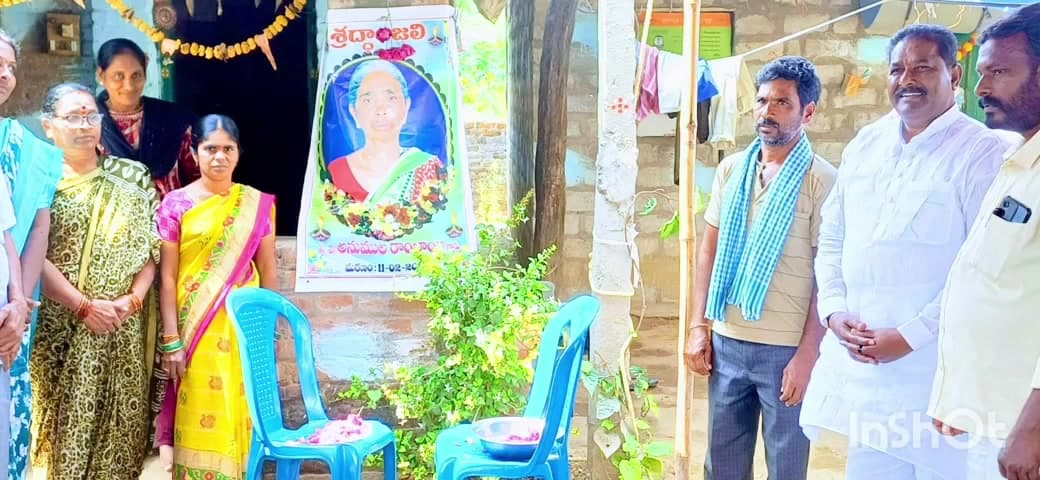 నర్సంపేట: నియోజకవర్గంలో పలు భౌతిక దేహాలకు, మృతుల చిత్రపటానికి పూలమాలవేసి నివాళులు అర్పించిన ఎమ్మెల్యే