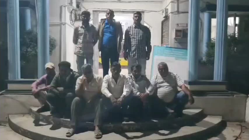 તાલાળા: LCBપોલીસે ભોજદે ગામે થી જાહેરમા જુગાર રમતા 6 ઇસમોને 2,06,500 ના મુદામાલ સાથે ઝડપી પાડી તાલાલા પોલીસ સ્ટેશનમા ગુન્હો દાખલ