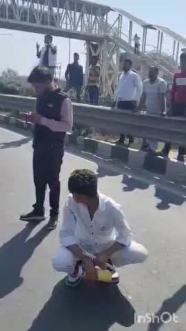जसराना: केंद्रीय विद्यालय हजरतपुर में सीबीएसई बोर्ड परीक्षा में प्रवेश न मिलने पर छात्रों ने हाइवे पर लगाया जाम
