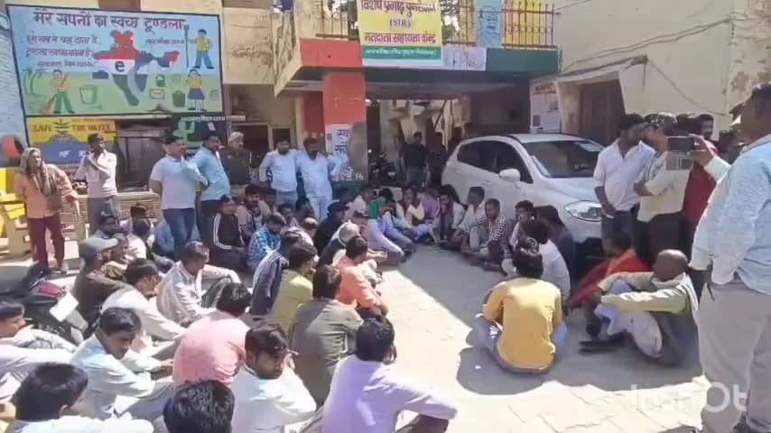 टूंडला: भारतीय किसान यूनियन भानू के पदाधिकारियों ने ऑटो स्टैंड को लेकर नगर पालिका परिसर में दिया धरना