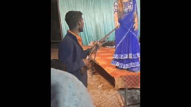 मनकापुर: तिलक समारोह के दौरान बंदूक की नोक पर बार-बालाओं को रुपये देने का वीडियो वायरल, पुलिस ने शुरू की जांच
