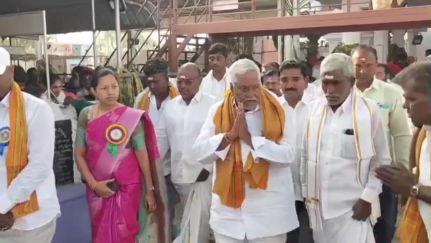 సారంగాపూర్: మహా శివరాత్రి సందర్భంగా రాజేశ్వర స్వామి దేవస్థానంలో ప్రత్యేక పూజలలో పాల్గొన్న మాజీ మంత్రి జీవన్ రెడ్డి