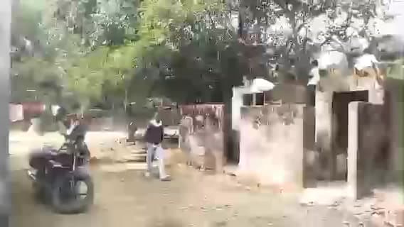 किरनापुर: पीपलगॉव कलां (मेंदरा) का स्कूल भवन जर्जर, बच्चे सभा मंच पर पढ़ने को मजबूर