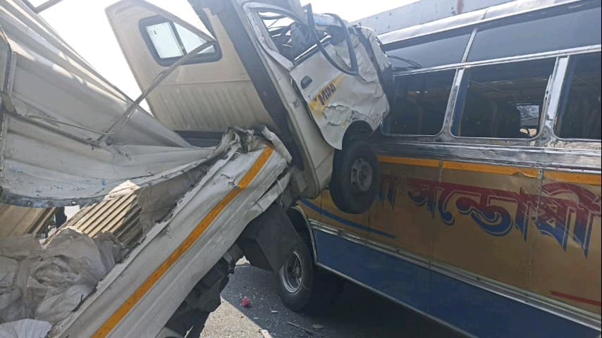 মন্তেশ্বর: মাঝেরগ্রামে যাত্রীবাহী বাসের সঙ্গে ছোট হাতি গাড়ীর সংঘর্ষ, আহত ছোট হাতি গাড়ির চালক