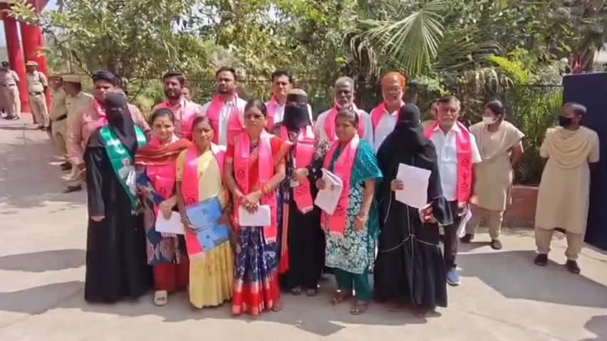 కాగజ్​నగర్: కాగజ్‌నగర్: మున్సిపల్ కార్యాలయానికి చేరుకున్న BRS కౌన్సిలర్లు