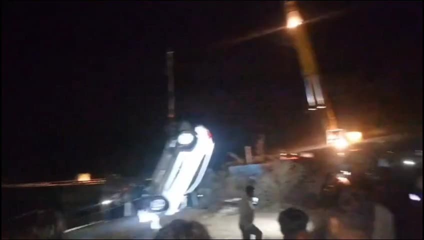 दमयंती नगर: 6 घंटे चले रेस्क्यू के बाद भी टीम के हाथ खाली, सुनार नदी में डूबी कार मिली, महिला की तलाश जारी