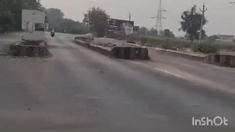 गनाेड़ा: बड़लिया टोल प्लाजा से टोल हटने के छः माह बाद भी सड़क के बीच बने चेंबर नहीं हटे