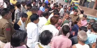 बल्देवगढ़: सड़क हादसे में दंपति की मौत के बाद ग्रामीणों ने टीकमगढ़-छतरपुर मार्ग पर किया चक्का जाम
