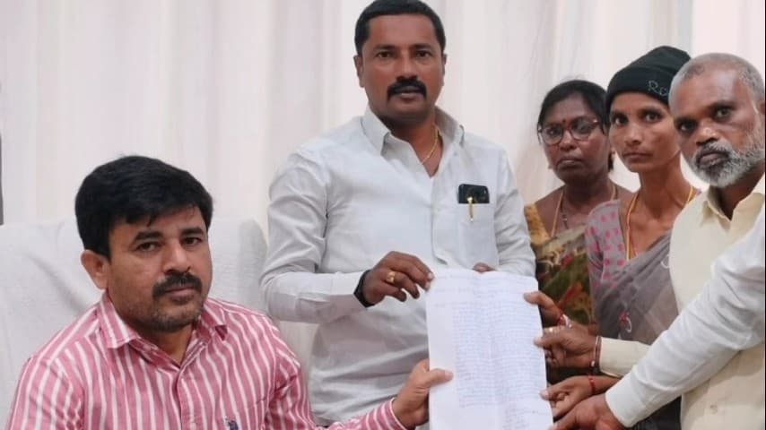 చిట్యాల: వివోఏ వేతనాన్ని ఇప్పించి.. ఇబ్బందులు పెడుతున్న సీసీపై చర్యలు తీసుకోవాలి :  డిఆర్డిఏ పిడికి వినతి పత్రం అందజేసిన నేతలు