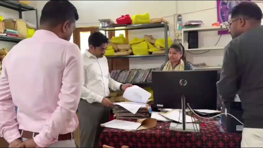 देवसर: राजस्व प्रकरणों में लापरवाही पर कलेक्टर की कार्रवाई, दो नायब तहसीलदार को नोटिस, एक पटवारी निलंबित