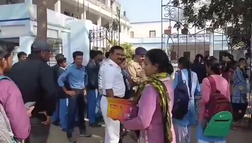 কাঁকসা: পথ নিরাপত্তার বিষয়ে সচেতনতার পাশাপাশি পিয়ারীগঞ্জ স্কুলের পরীক্ষার্থীদের গোলাপ ফুল ও পেন দিয়ে শুভেচ্ছা ট্রাফিক পুলিশের