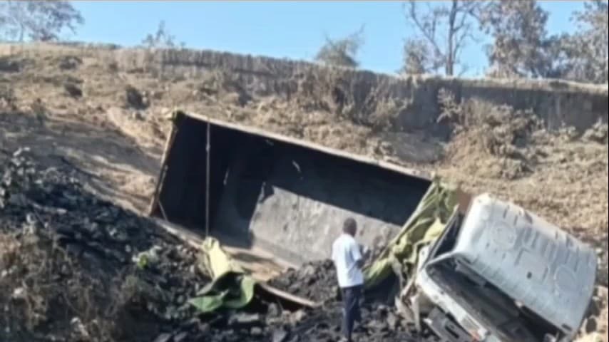 कोटा: रतनपुर पेंड्रा मुख्य मार्ग के केंदा घाटी में कोयला भरा ट्रेलर पलटा, चालक और हेल्पर की हुई मौत