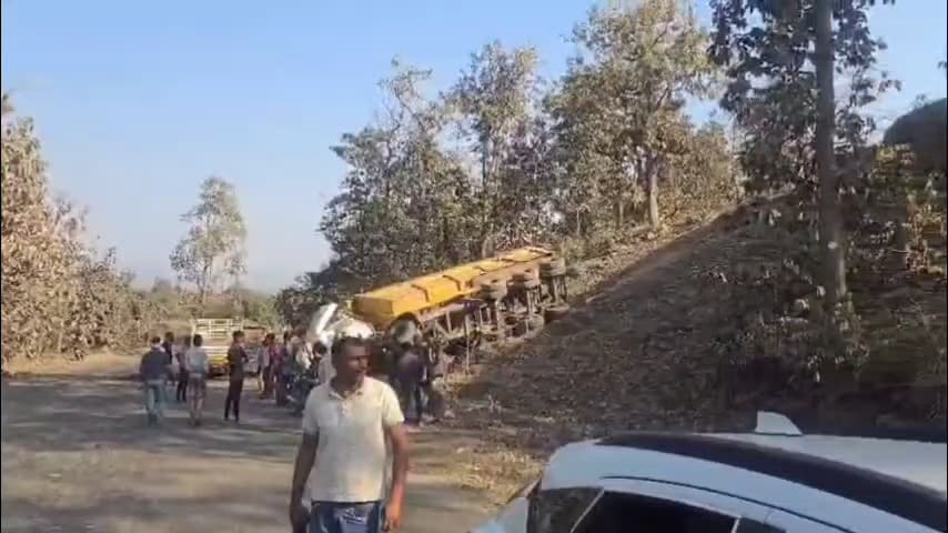 पेण्ड्रा: पेंड्रा-बिलासपुर मार्ग पर भीषण हादसा, ट्रेलर खाई में पलटा, चालक और हेल्पर की हुई मौत