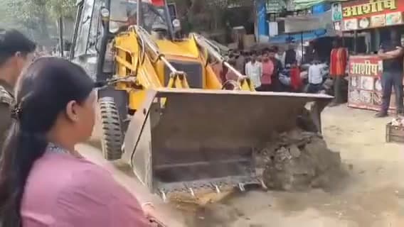 सिधौली: सिधौली में अवैध अतिक्रमण पर प्रशासन की बुलडोजर कार्रवाई से हड़कंप, बुलडोजर को देख लोगों ने खुद ही अतिक्रमण हटाया
