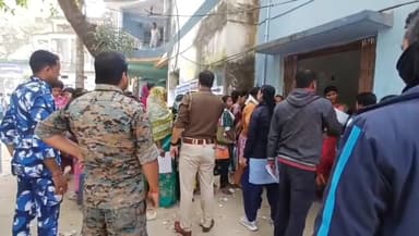 ভাতার: গতকাল বিশৃঙ্খলার পর আজ ব্লক প্রশাসন ও ভাতার থানার পুলিশের যৌথ উদ্যোগে শান্তিপূর্ণভাবে শেষ হলো ফর্ম জামা নেওয়ার কাজ