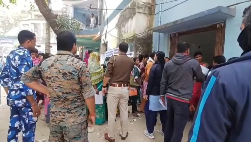 ভাতার: গতকাল বিশৃঙ্খলার পর আজ ব্লক প্রশাসন ও ভাতার থানার পুলিশের যৌথ উদ্যোগে শান্তিপূর্ণভাবে শেষ হলো ফর্ম জামা নেওয়ার কাজ