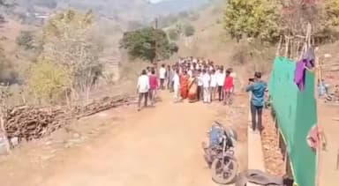 బాక్సైట్ ఒప్పందాల్ని రద్దు చేయాలంటూ బాక్సైట్ ముఖద్వారం కోండ్రుపల్లి వద్ద గిరిజనులు ర్యాలీ