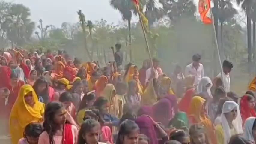 पकड़ी दयाल: मठिया स्थित नवनिर्मित मंदिर में राम दरबार प्राण प्रतिष्ठा यज्ञ के लिए निकली कलश शोभायात्रा, उमड़ी श्रद्धालुओं की भीड़