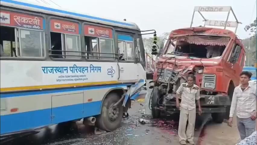 भोगांव: भोगांव क्षेत्र में रोडवेज बस और गैस टैंकर की आपसी भिड़ंत में आधा दर्जन से अधिक लोग हुए घायल