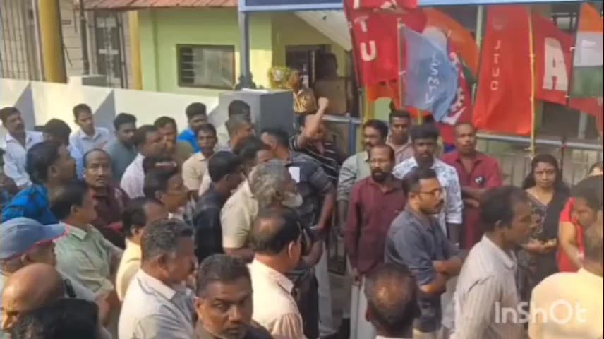 കരുനാഗപ്പള്ളി: ചവറ കെ എം എം എൽ എം.എസ് യൂണിറ്റിൽ തൊഴിലാളികൾ പണിമുടക്കി