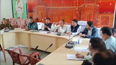 बरहरुवा: बरहरवा नगर पंचायत में निष्पक्ष चुनाव कराने को लेकर अधिकारियों ने की बैठक