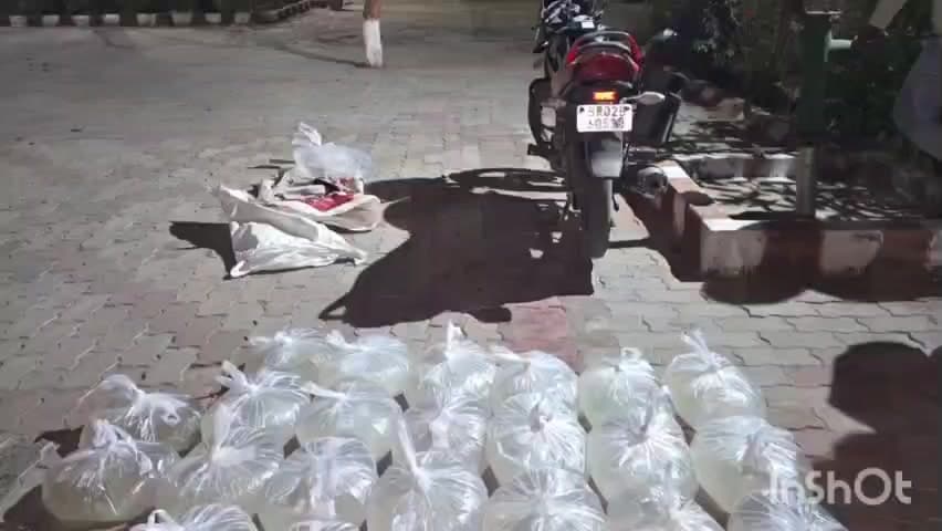 बांके बाज़ार: रौशनगंज पुलिस ने मदारपुर गांव के पास से 130 लीटर महुआ शराब और एक मोटरसाइकिल की जब्त