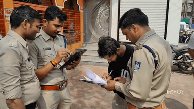 महू के पत्ती बाजार स्थित सीतला माता मंदिर के पास मकान पर एयर गन से कांच फोड़ा