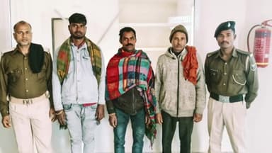 बरहरा: बड़हरा थाना के रघुवंशनगर में पुलिस ने शराब पीने के आरोप में तीन लोगों को गिरफ्तार कर न्यायिक हिरासत में भेजा