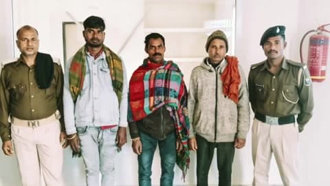 बरहरा: बड़हरा थाना के रघुवंशनगर में पुलिस ने शराब पीने के आरोप में तीन लोगों को गिरफ्तार कर न्यायिक हिरासत में भेजा