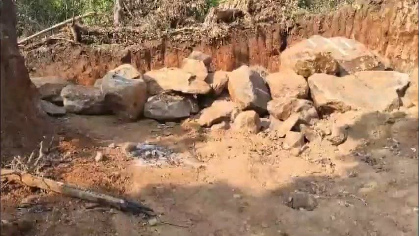 ഉടുമ്പൻചോല: നെടുങ്കണ്ടം പുഷ്പക്കണ്ടത്ത് ഭൂമാഫിയയുടെ ഭീഷണിയും സമ്മർദവും മൂലം ഗൃഹനാഥൻ ആത്മഹത്യക്ക് ശ്രമിച്ചതായി ആരോപണം