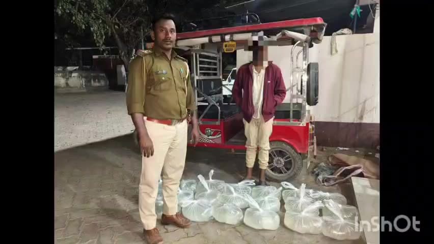 शेरघाटी: आमस थाना पुलिस ने 100 लीटर महुआ शराब के साथ एक टोटो रिक्शा किया जब्त, एक नाबालिग गिरफ्तार