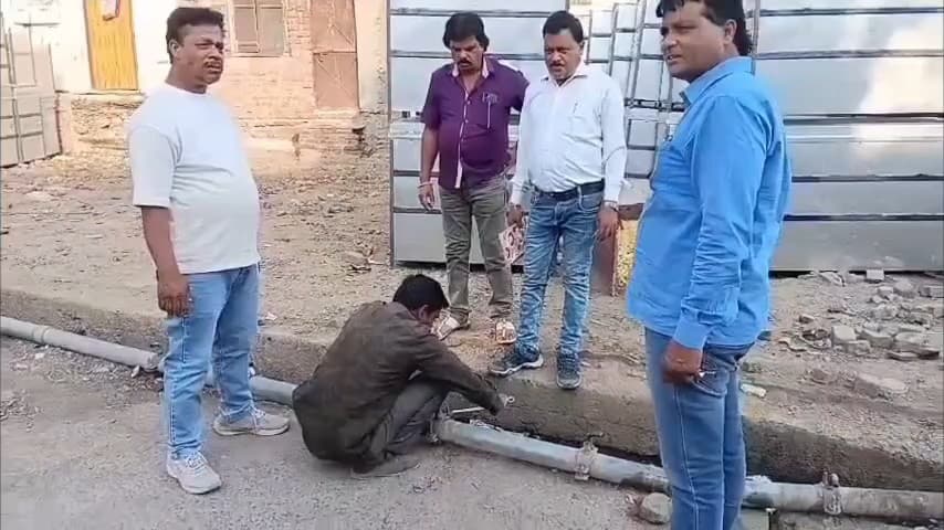 मुलताई: मुलताई में टैक्स वसूली अभियान: नगर पालिका कर्मियों ने जलकर बकायादारों के नल कनेक्शन काटे