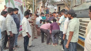 సంతనూతలపాడు: చీమకుర్తి పట్టణంలో మోటార్ బైక్ ను ఢీ కొట్టిన ఆర్టీసీ బస్సు, ఇద్దరికీ తీవ్ర గాయాలు