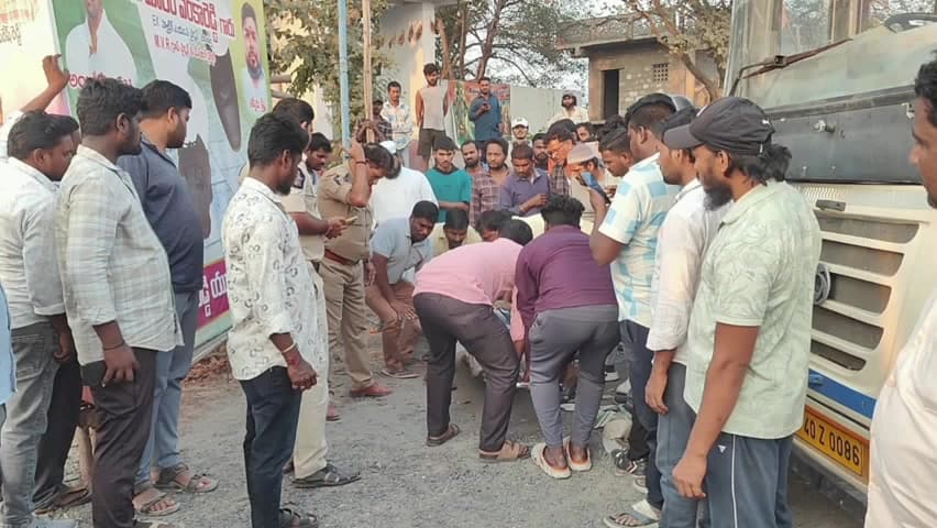 సంతనూతలపాడు: చీమకుర్తి పట్టణంలో మోటార్ బైక్ ను ఢీ కొట్టిన ఆర్టీసీ బస్సు, ఇద్దరికీ తీవ్ర గాయాలు