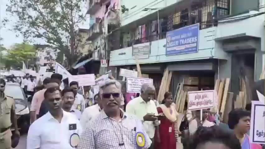 எழும்பூர்: 6 அம்சக் கோரிக்கைகளை வலியுறுத்தி சித்ரா திரையரங்கு அருகில் போராட்டத்தில் ஈடுபட்ட பொறியாளர்கள்