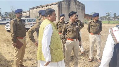 कुरई: जगतगुरु स्वामी सदानंद सरस्वती महाराज के कार्यक्रम स्थल सीलादेही का पुलिस अधिकारियों ने किया निरीक्षण