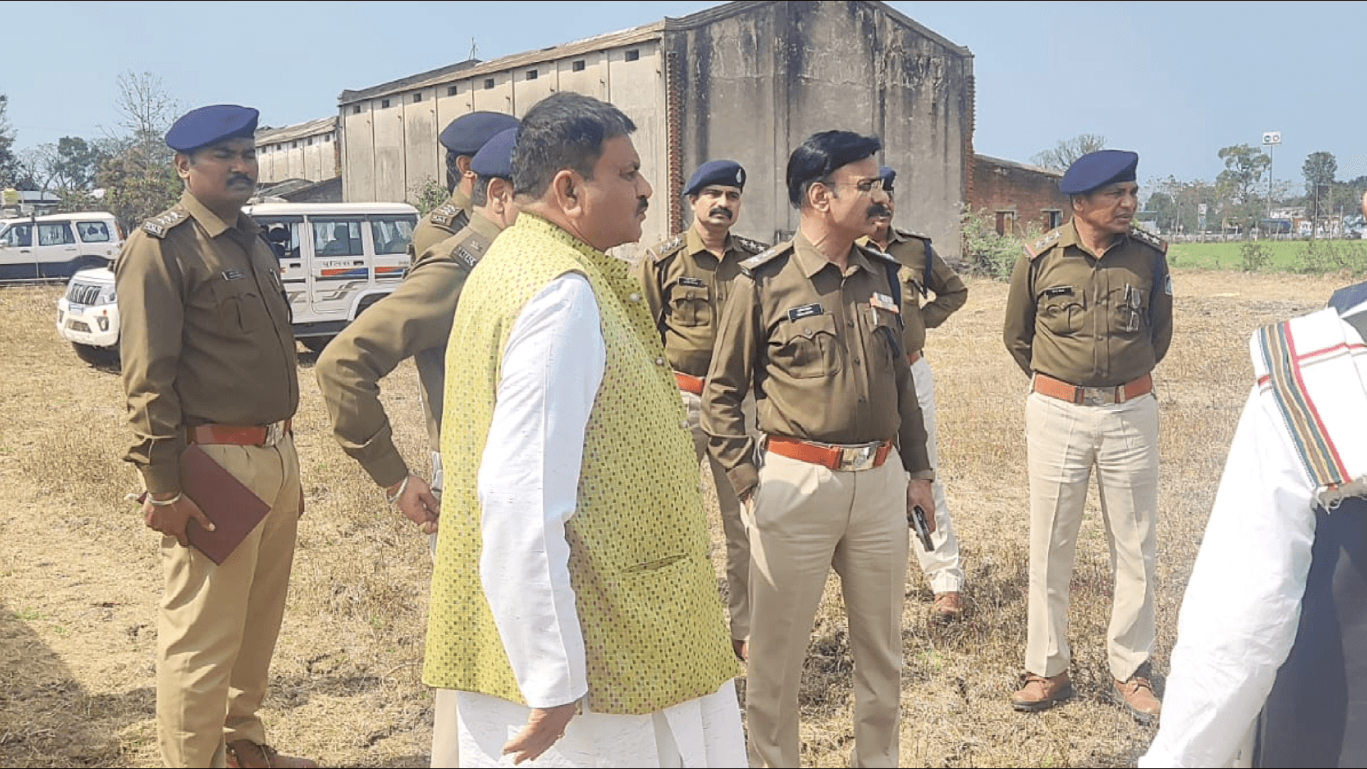 कुरई: जगतगुरु स्वामी सदानंद सरस्वती महाराज के कार्यक्रम स्थल सीलादेही का पुलिस अधिकारियों ने किया निरीक्षण