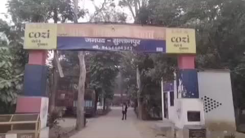 लंभुआ: पूरेबाघराय में ठेला हटाने को लेकर बवाल, पिता-पुत्र पर कुल्हाड़ी और लाठी से हमला, कार तोड़ने का आरोप