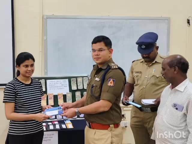 ಕೆ.ಜಿ.ಎಫ್: ಕಳುವಾಗಿದ್ದ ಮೊಬೈಲ್ ಫೋನುಗಳನ್ನು ನಗರದಲ್ಲಿ ವಾರಸುದಾರರಿಗೆ ಹಸ್ತಾಂತರಿಸಿದ ಪೊಲೀಸರು