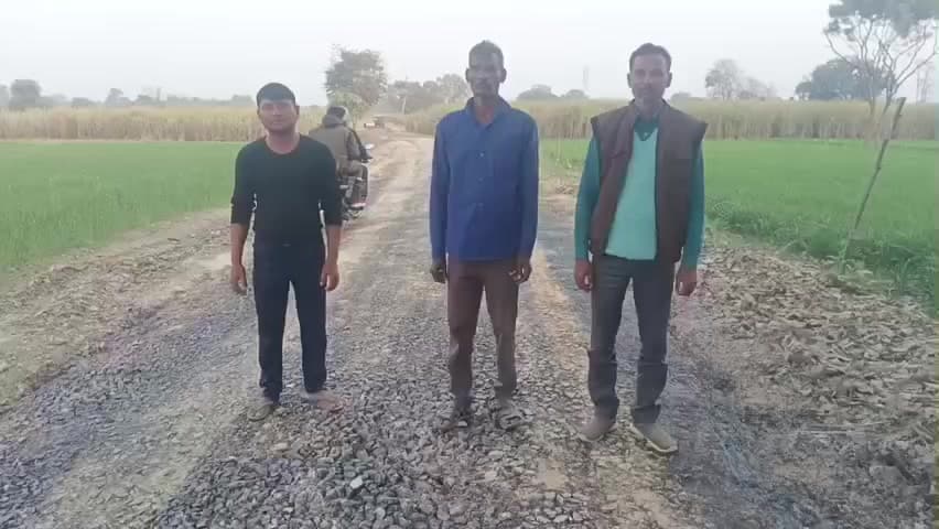 बीकापुर: जजवारा से दुबे का पुरवा तक बन रही सड़क को लेकर ग्रामीणों ने दिया बयान, सही तरीके से सड़क बनाने की की मांग